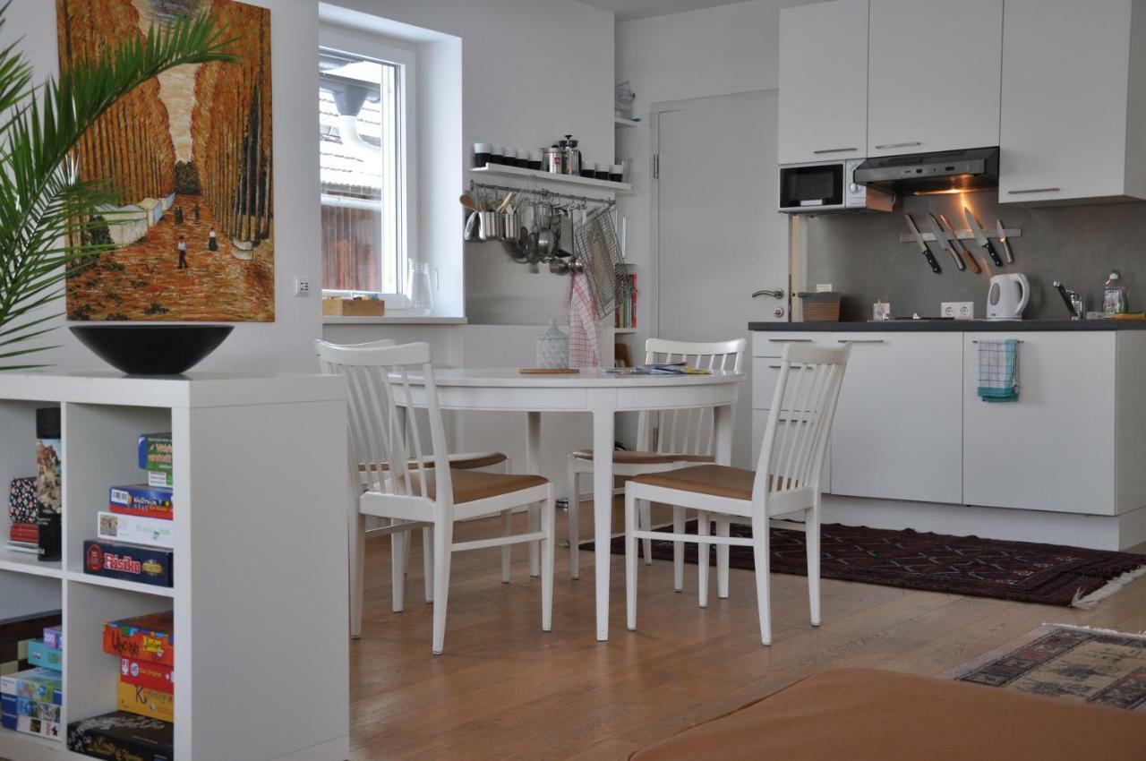 Feels Like Apartment *